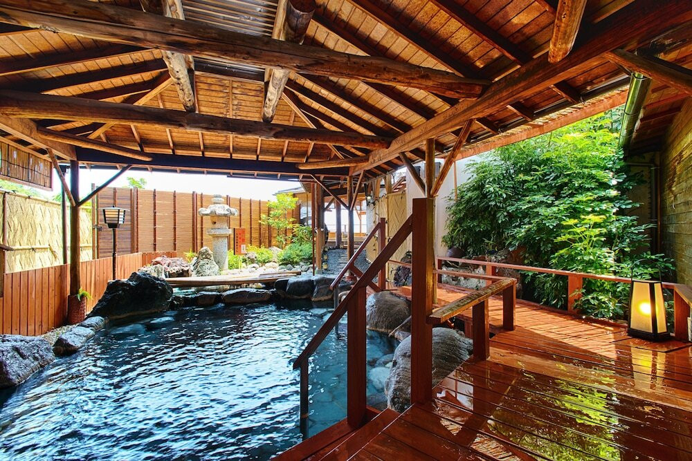 開放感抜群の天空露天風呂と12の湯舟で温泉三昧！4020720