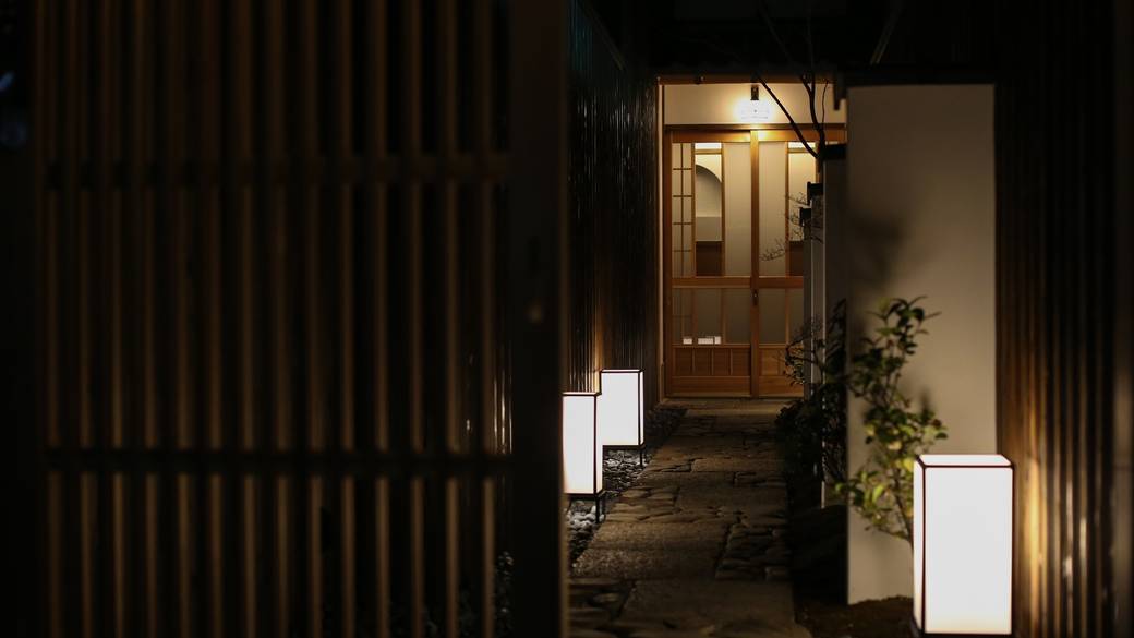 路地の奥に玄関 / 1