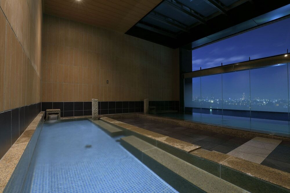 USJで遊んだ後は、夜景を望む半露天風呂でホッと一息。4047774