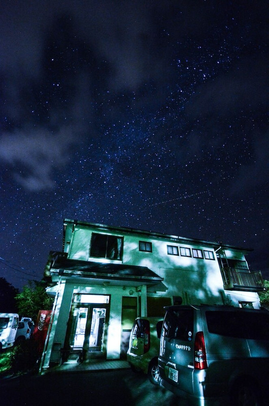 施設の正面 (日没後)