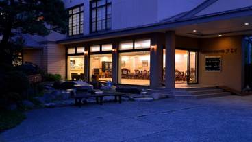 施設の正面 (日没後) / 1