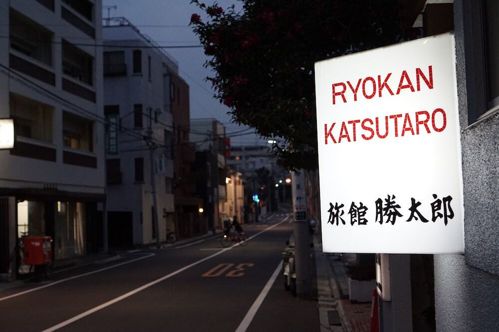 施設の正面 (日没後)