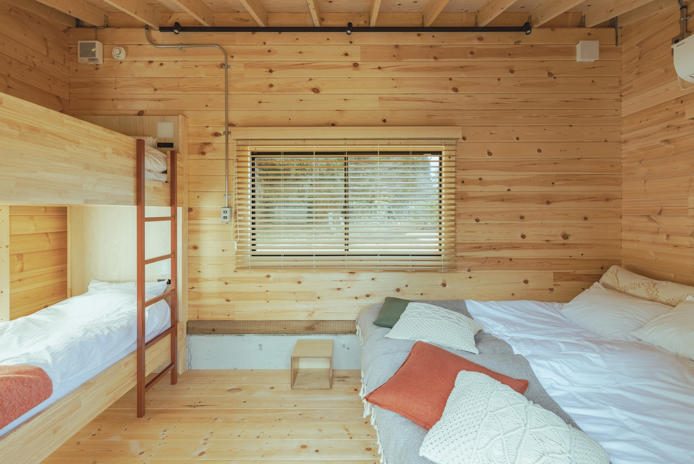 小学校をリノベーションした遊び心満載の宿泊施設3659243