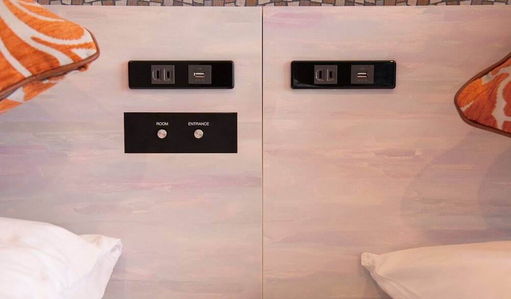 枕元にあるコンセント類 / 4