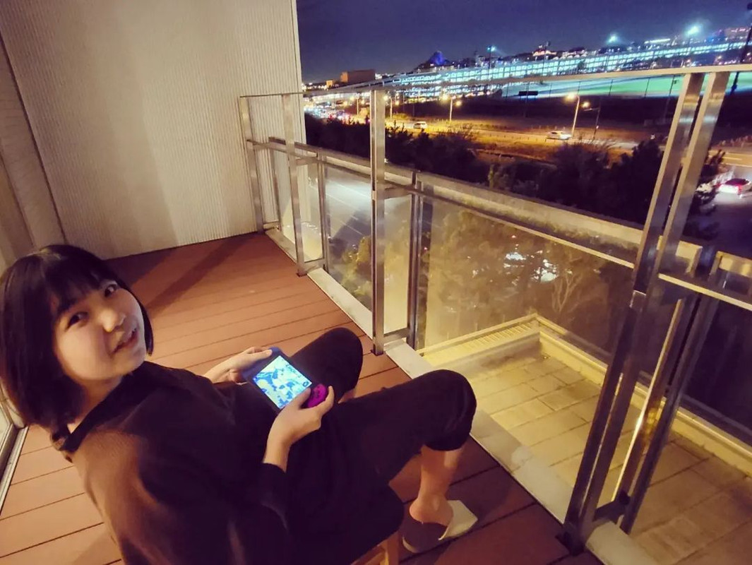 娘はバルコニーでキレイなパークを見たり、「Nintendo Switch（ニンテンドースイッチ）」で遊んだり。