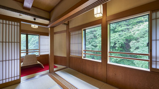 10畳和室渓流側