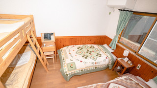 ツインルーム ２段ベッド付 共用バスルーム