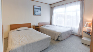 和洋室 ツインルーム＋12.5畳 (お子様の添い寝不可)