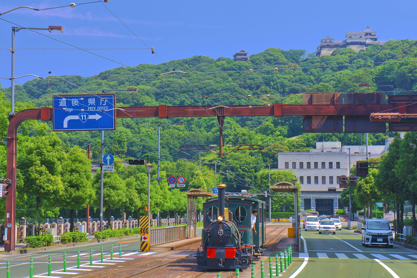 坊っちゃん列車と松山城
