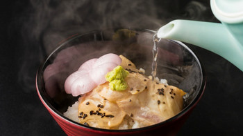 鯛茶漬けをとるか、ビーチでピクニック気分を味わうか。4010676