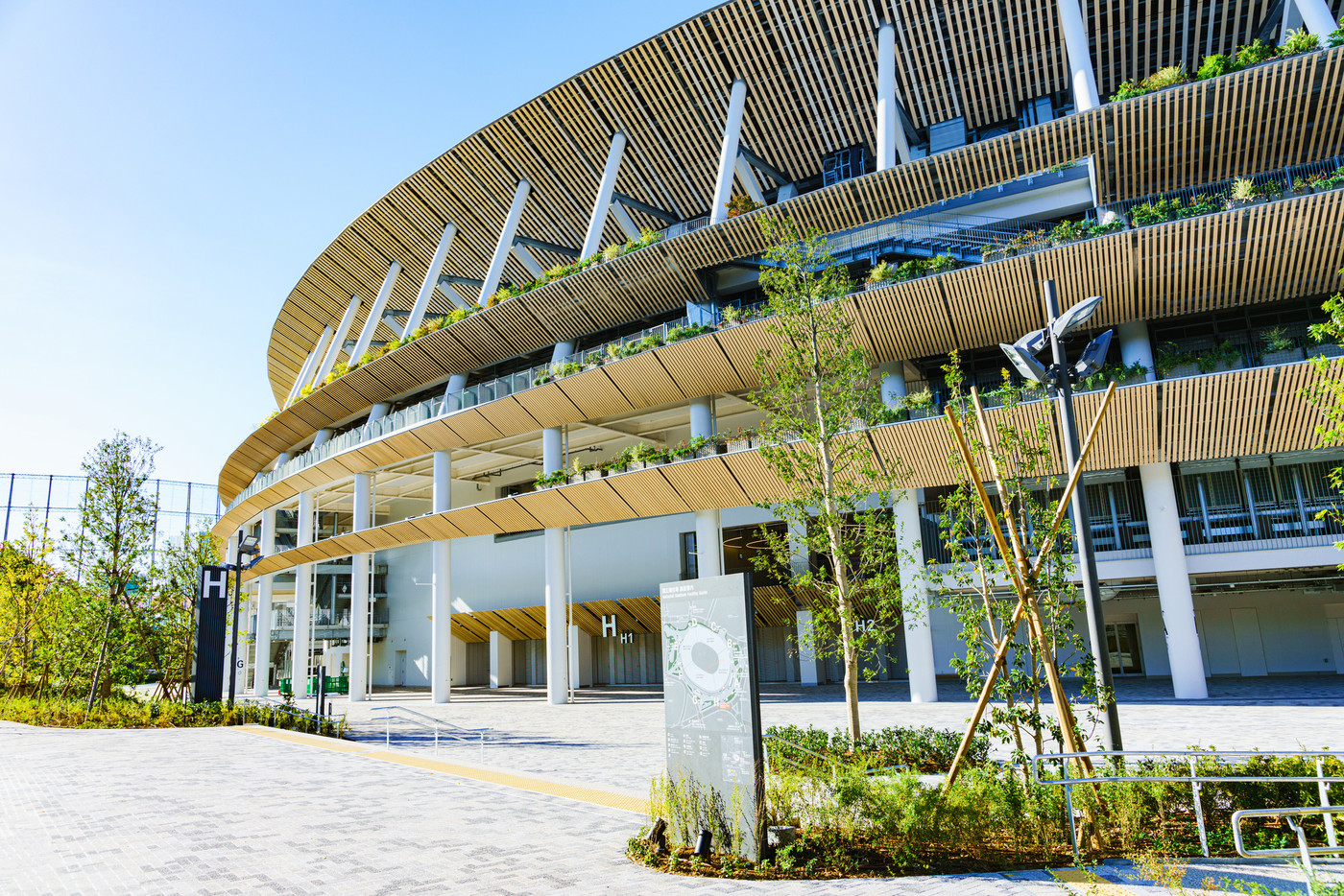 新国立競技場 国立競技場 風景 日本 東京 オリンピック スタジアム 快晴 青空 アップ 完成 竣工