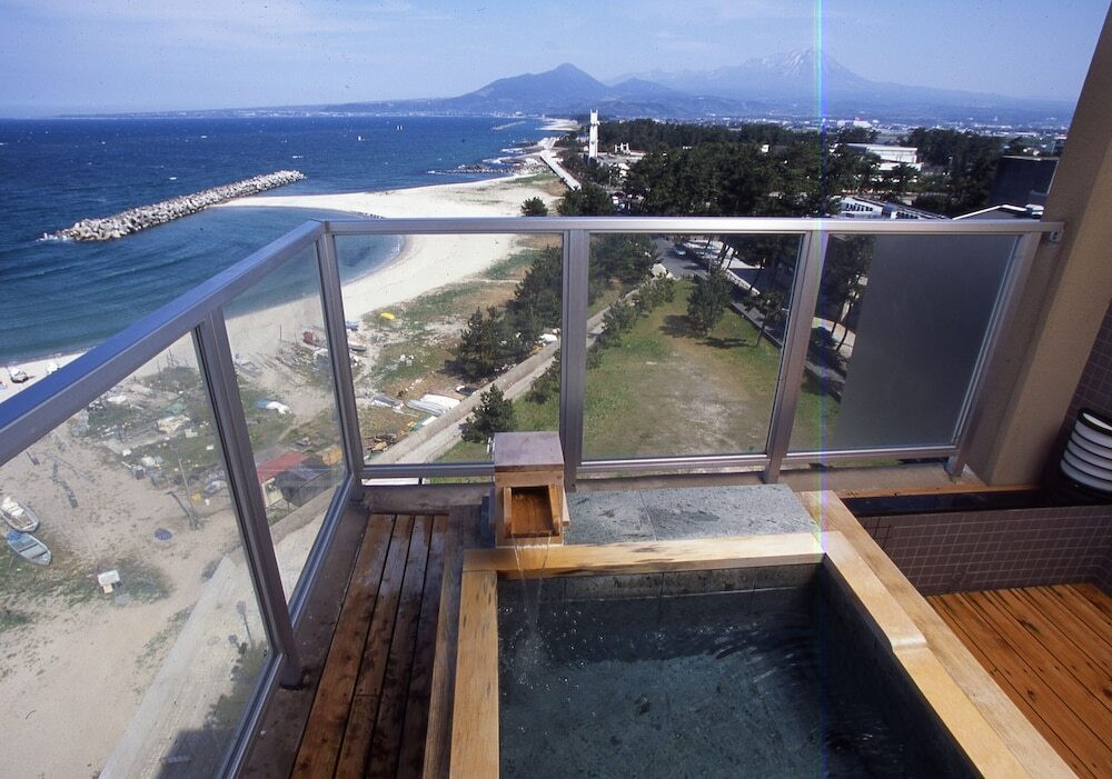 お部屋はオーシャンビューでジャグジー付き。絶景の宿でカニを堪能♪3905628
