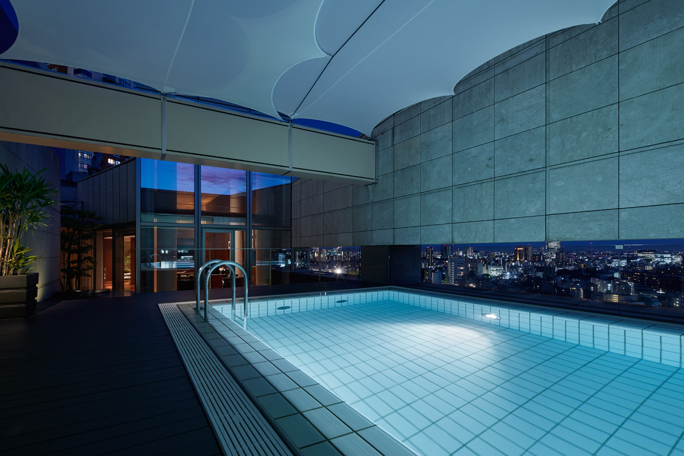 幻想的なプールが非日常感へと誘う3980448