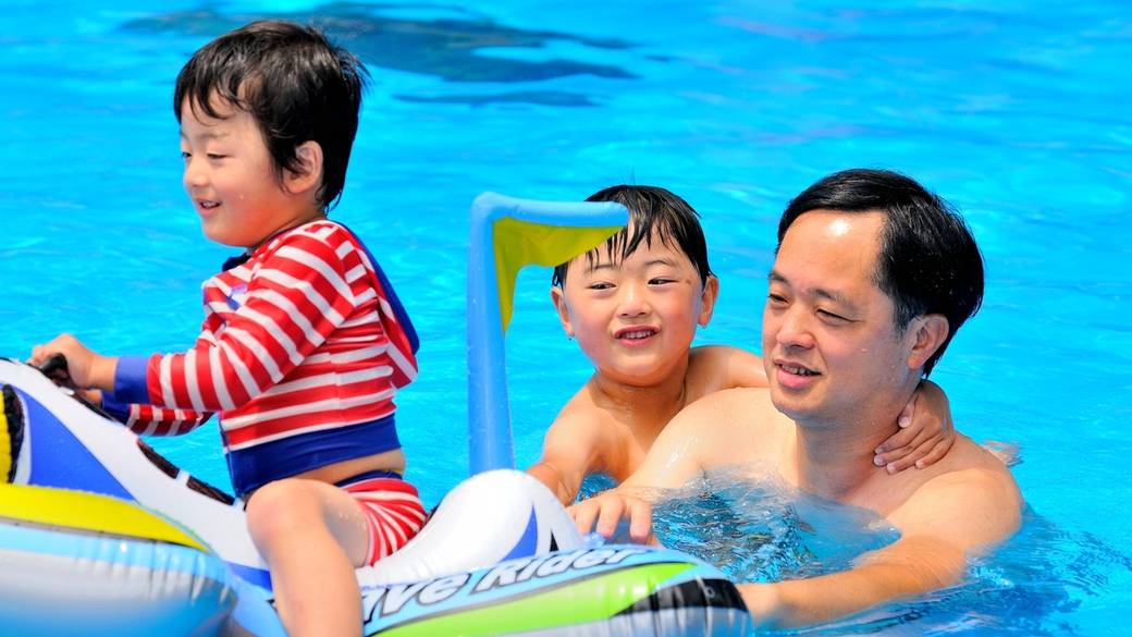 プールで大はしゃぎ
親子で遊び尽くそう / 2