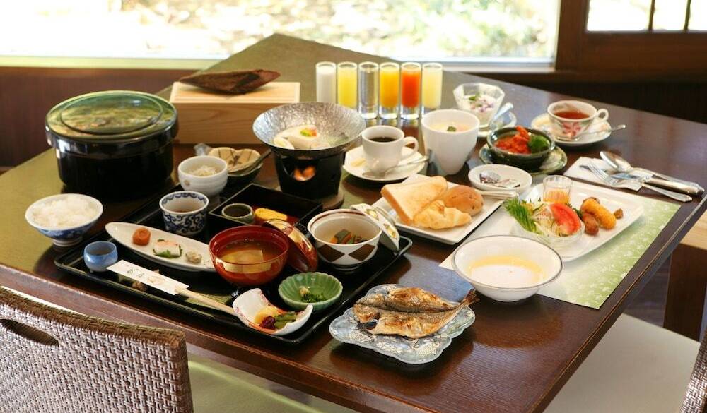 選べる和洋の朝食
品数豊富で贅沢気分 / 1
