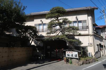 弘法大師の杖で湧き出たと言われる「杖温泉」で疲れを癒す3458251