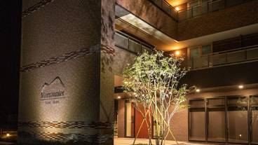 施設の正面 (日没後) / 2