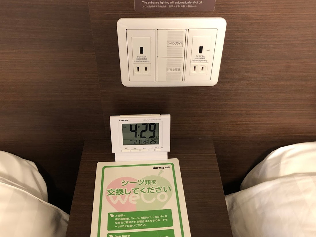 電源も枕元に沢山あります