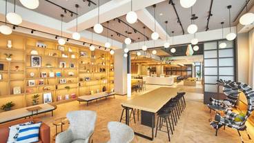 天井までアート作品があるロビー / 2