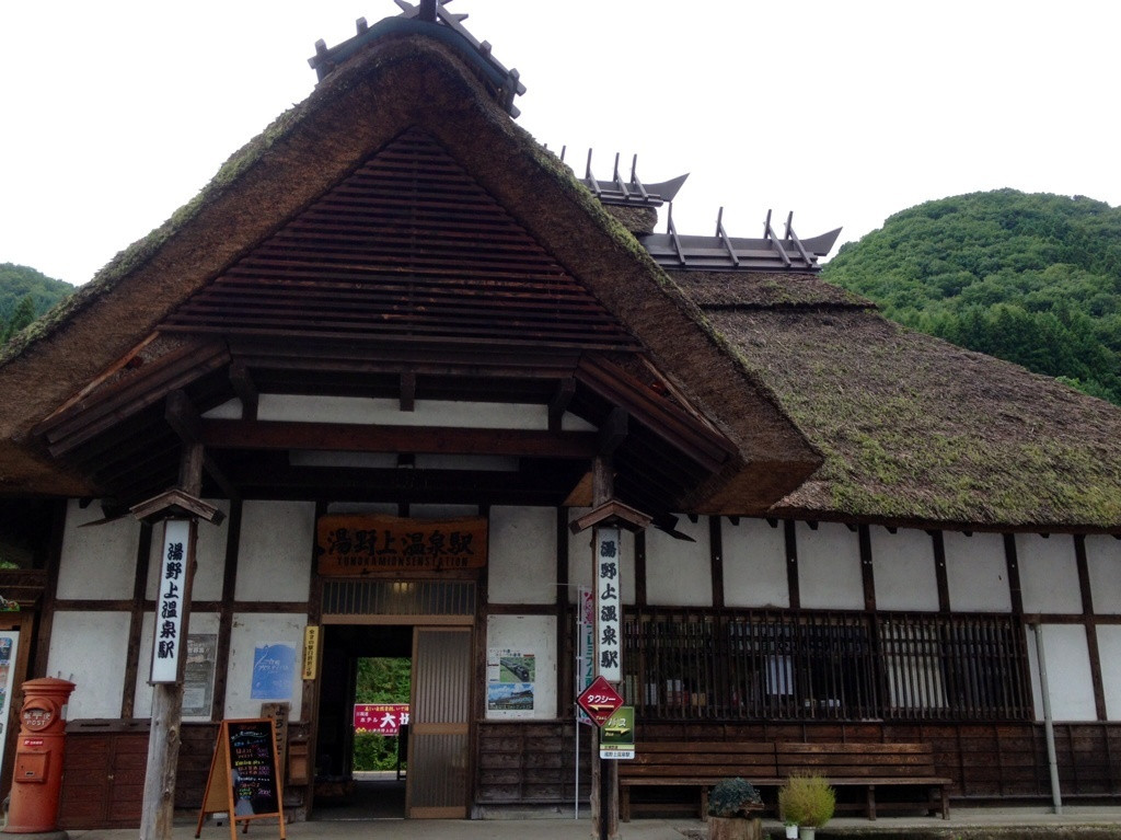 6.全国でも珍しい、茅葺き屋根の駅舎「湯野上温泉駅」2266718