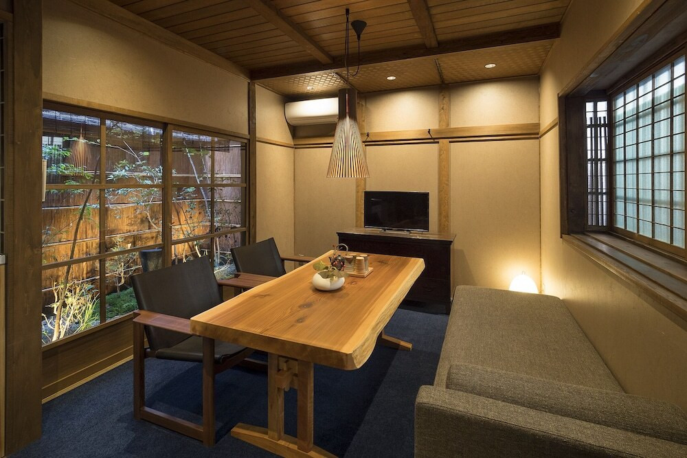 客室内のダイニングエリア