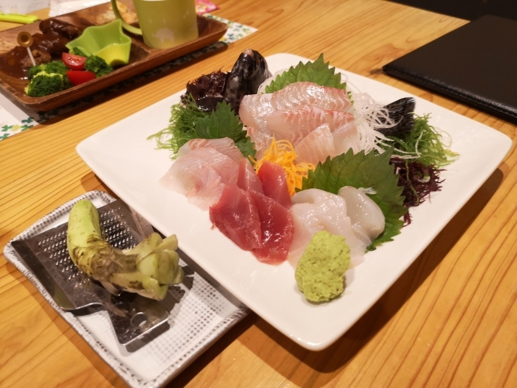 夕食／地魚のお刺身一例