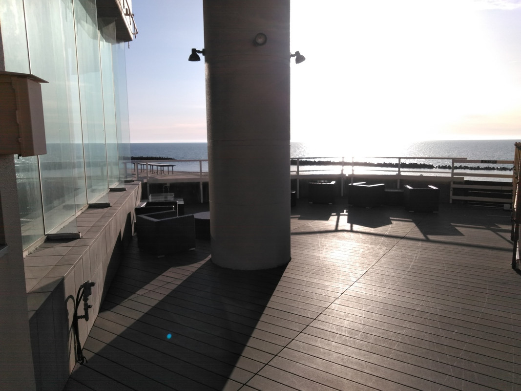 展望テラスです。左のガラスの中がロビーです。