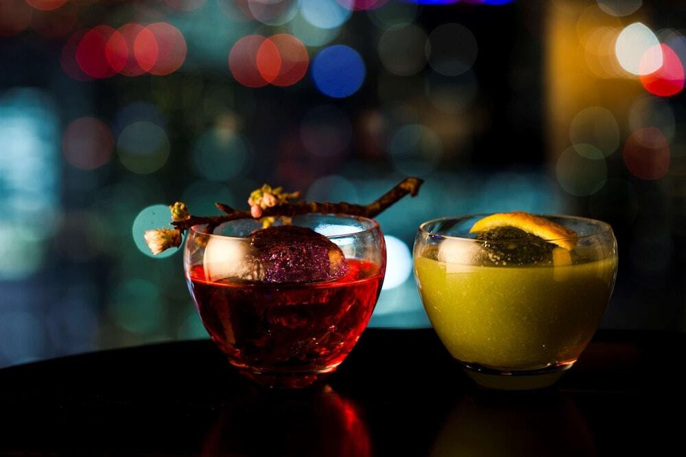 洗練されたホテルのルーフトップバーで素敵な夜にカンパイ♪4064463