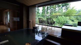 「仭」和室10帖+洋室リビング＋露天風呂