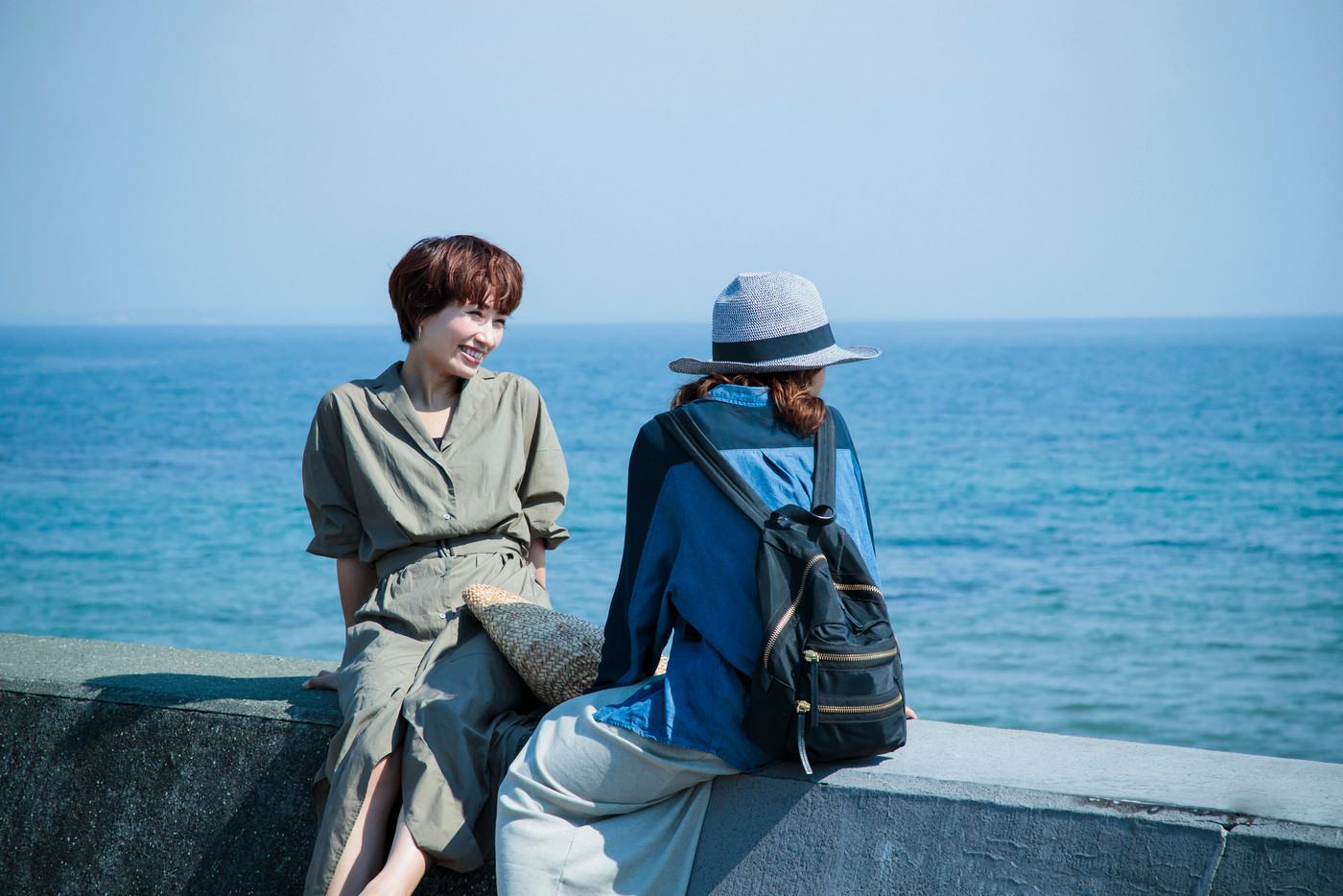 女性　旅行　海　ショートトリップ　散策　散歩