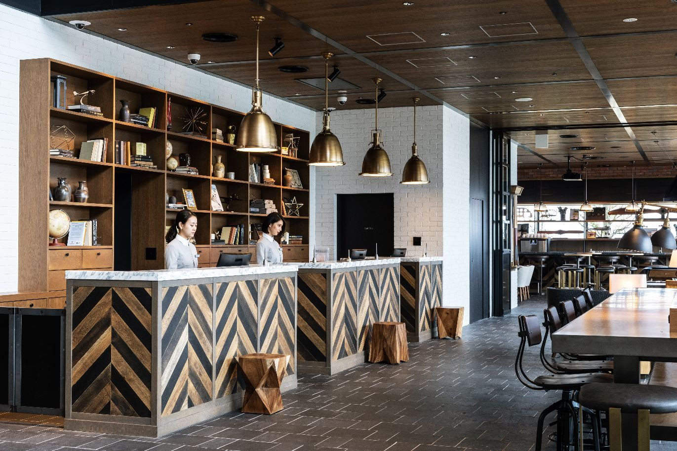 常滑焼が並ぶフロントの棚3427020