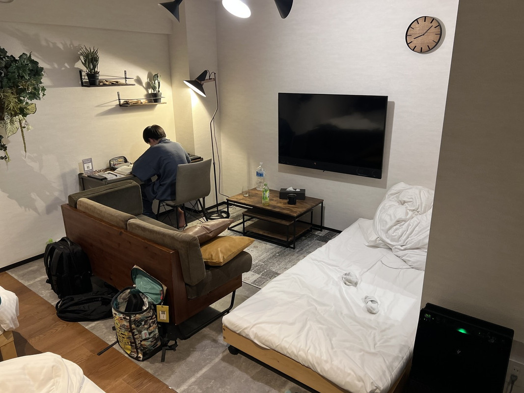 エキストラベッドを追加。テーブル、机もあります。
