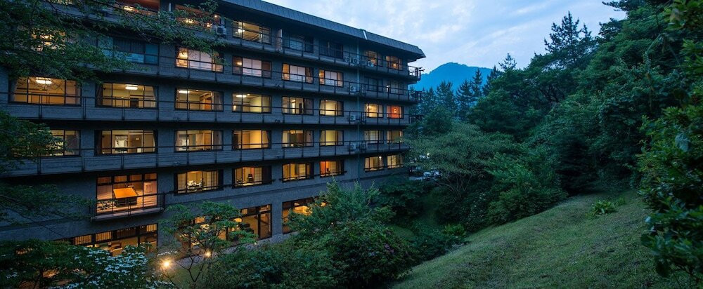 施設の正面 (日没後)