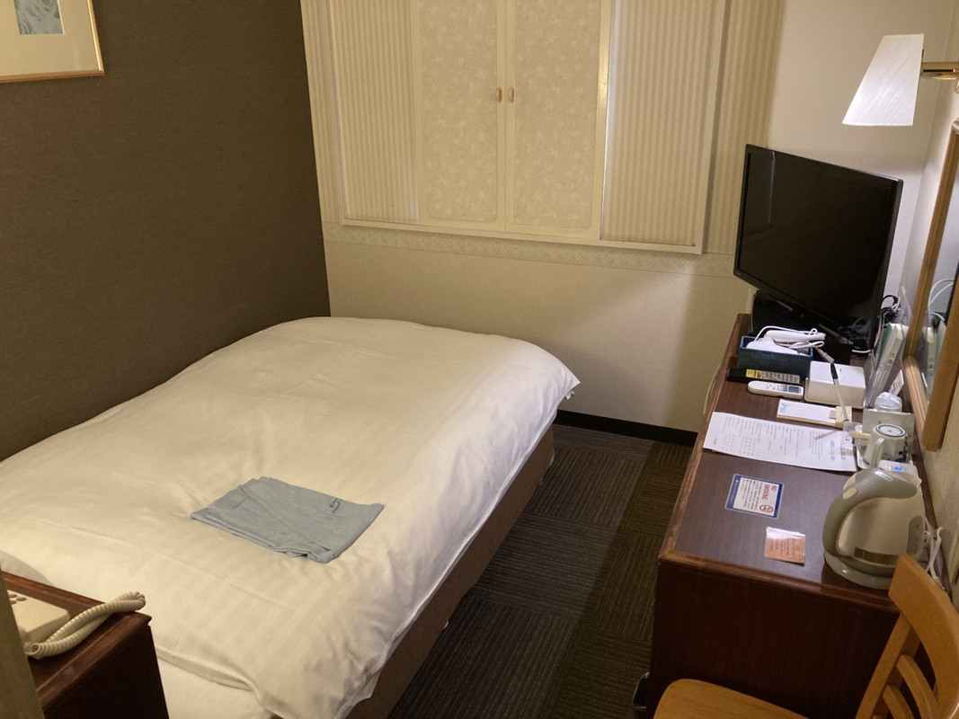 部屋は少し手狭ですが十分