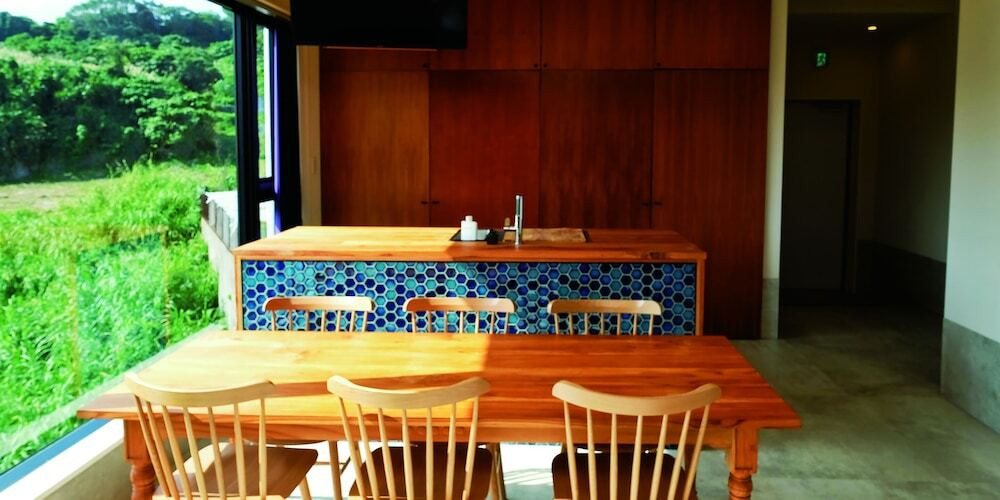 客室内のダイニングエリア