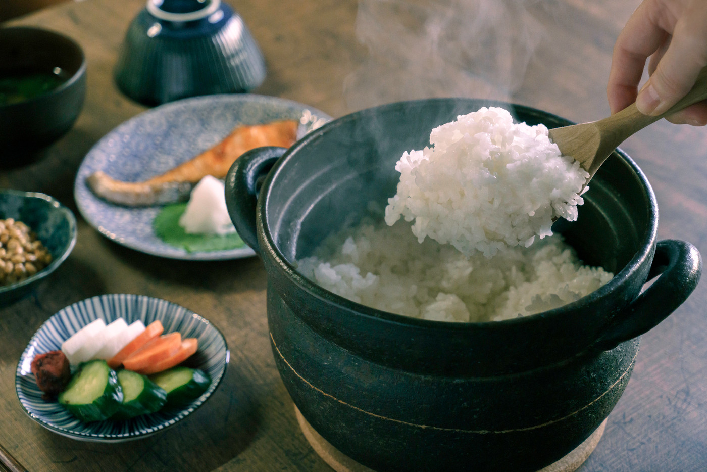 朝ごはん 土鍋から湯気を出す白米