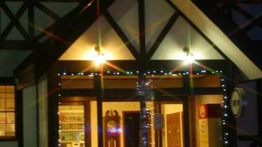 施設の正面 (日没後) / 3