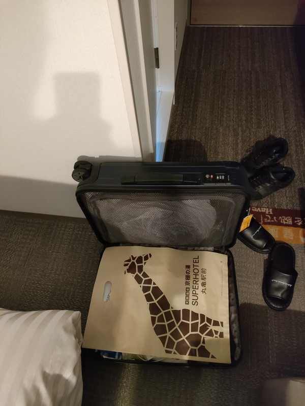 ここしか荷物を広げられない。上のスペースはドア開閉のため不可