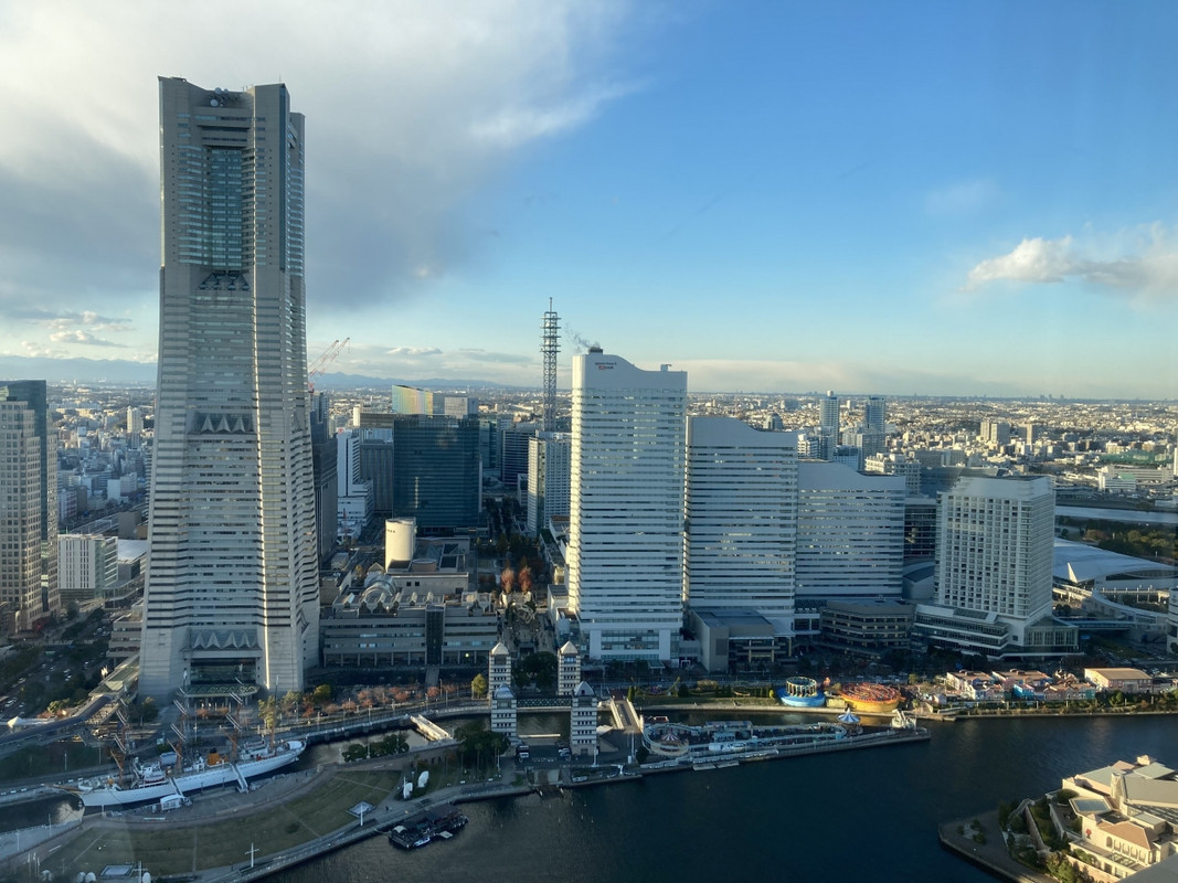 ランドマークタワーとクイーンズスクエアの展望（昼）