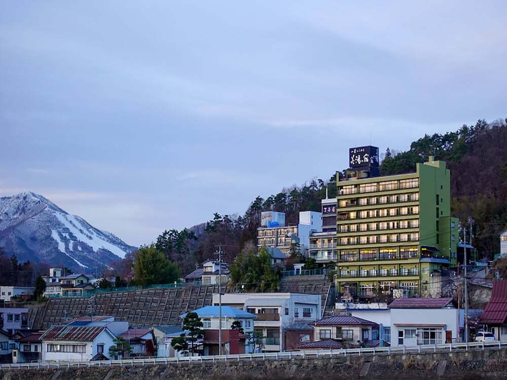 施設の正面 (日没後)