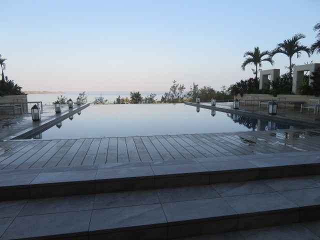 玄関側から海に向かってプールが