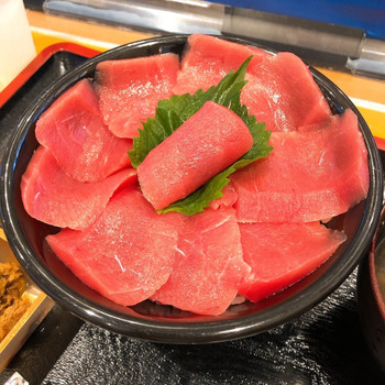 「勝浦漁港 にぎわい市場」 料理 138316871 天然本マグロ赤身丼