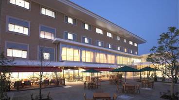 施設の正面 (日没後) / 1