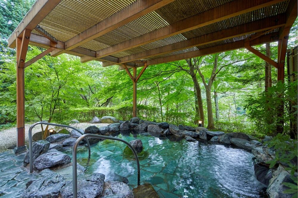 全室バルコニー付き。シックな客室で川のせせらぎに癒される4262299