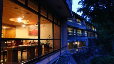 施設の正面 (日没後) / 2