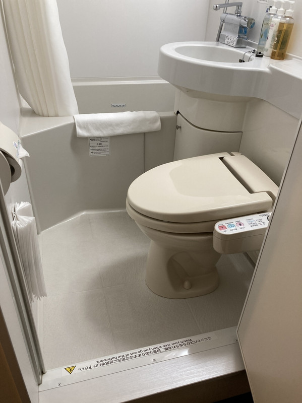 バスルームは当然狭い