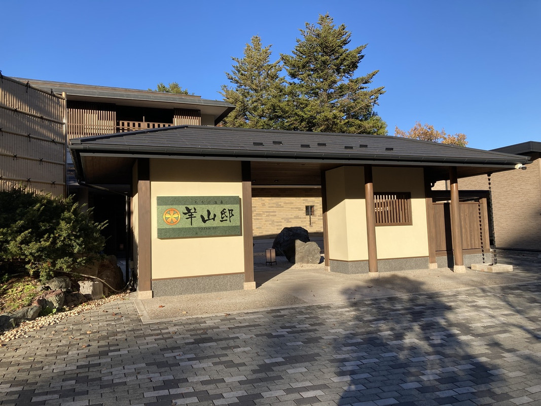 駐車場はこの手前左