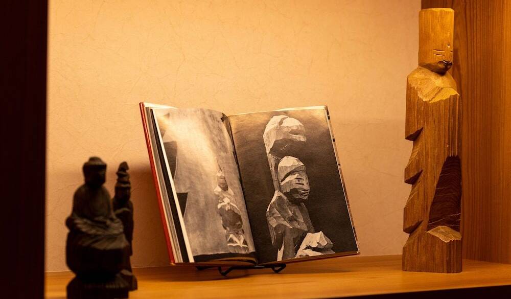 大きな暖炉がある
ロビーでくつろぐ / 3