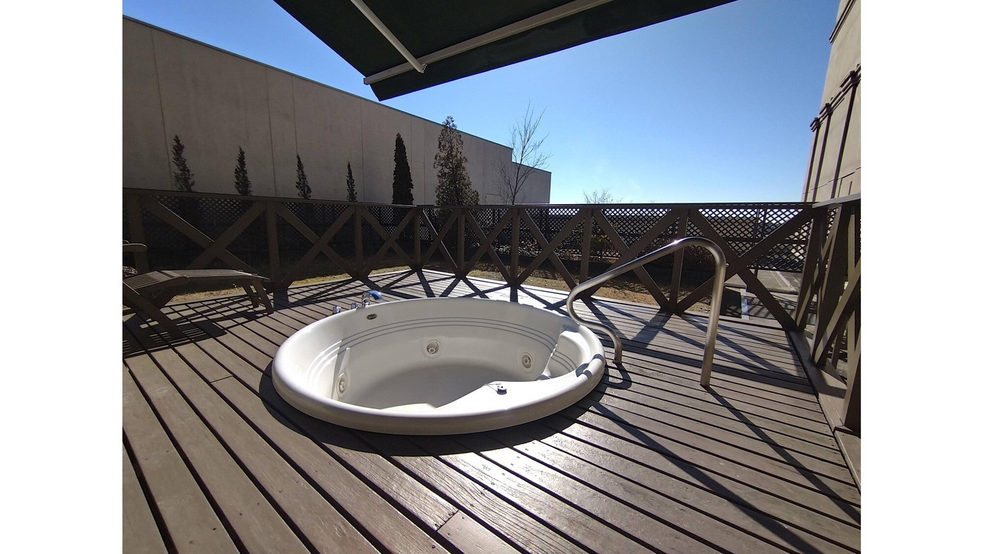  緑に囲まれた海外のような空間で優雅なティータイム3653755