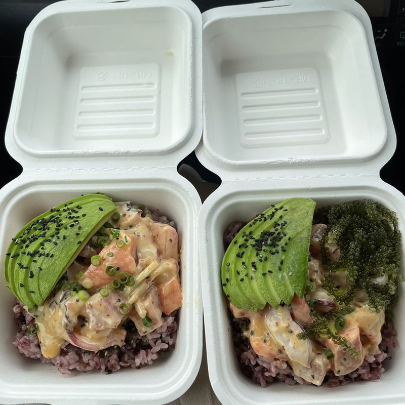 トッピングに海ぶどうなど数種類あって好みのカスタマイズができる。サイズや味付けも好きなように選べて飽きずに通える / 2